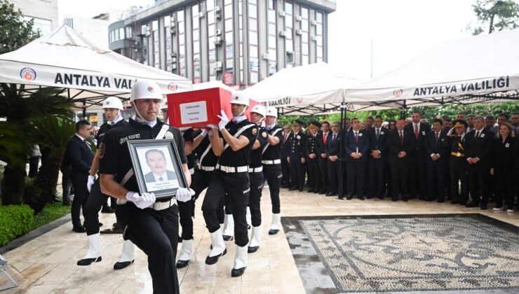 Muratpaşa Kaymakamı İhsan Kara için Antalya Valilik önünde resmi tören düzenlendi