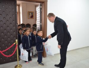 Muş Bulanık’ta Kaymakam Koşansu, öğrencilere kitap okumalarını tavsiye etti