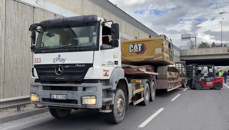 Niğde’de alt geçide sıkışan iş makinesi yüklü tır, lastikleri indirilerek kurtarıldı