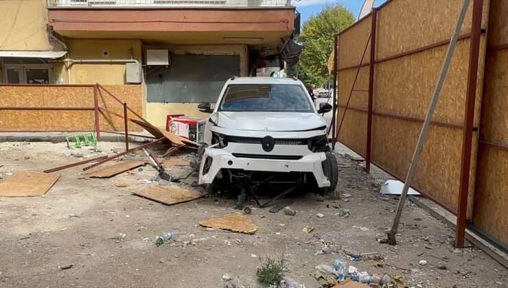 Niğde’de fren yerine gaza basan sürücünün aracı, kişiye çarpıp inşaat alanına girdi