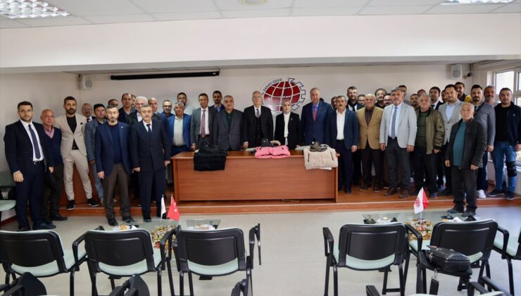 Niğde’de ihtiyaç sahibi öğrencilere TOBB katkısıyla bot ve mont dağıtıldı