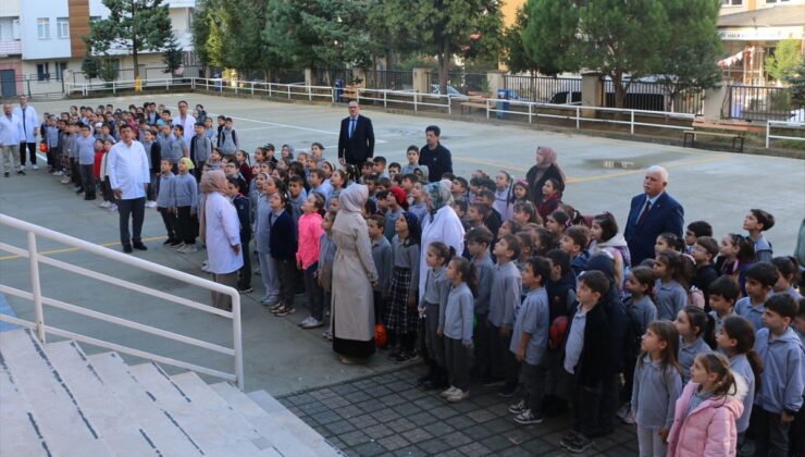 Of Milli Eğitim Müdürü Kabahasanoğlu, törende öğrencilerle İstiklal Marşı’nı okudu