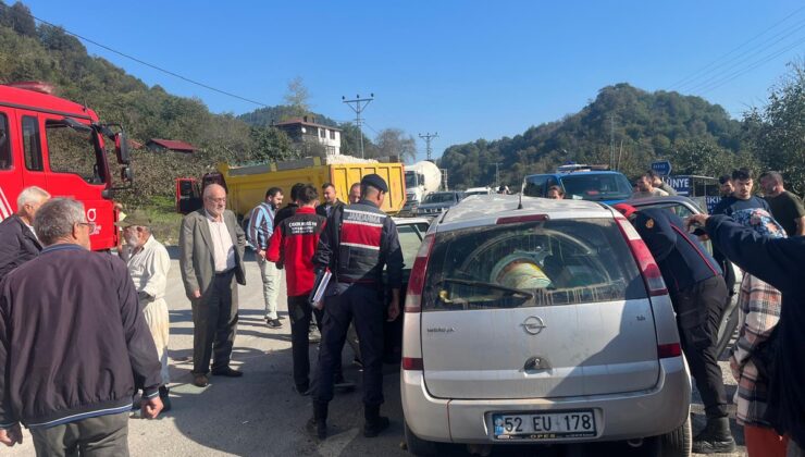 Ordu Ünye’de otomobil hafriyat kamyonuna arkadan çarptı, sürücü ağır yaralandı
