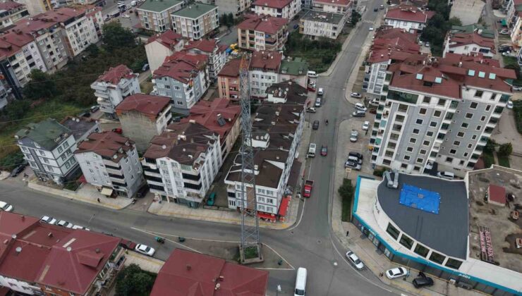 Ordu’da cadde ortasındaki 170 bin voltluk direk sürücülere zor anlar yaşatıyor