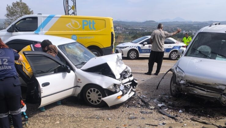 Osmaniye’de hafif ticari araçla çarpışan otomobildeki 2 kişi yaralandı