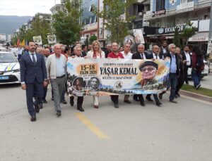 Osmaniye’de Yaşar Kemal Günleri kapsamında kortej yürüyüşü Millet Bahçesi’nde sona erdi