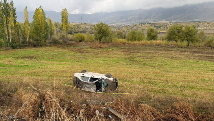 Otomobil şarampole devrildi; 2 yaralı