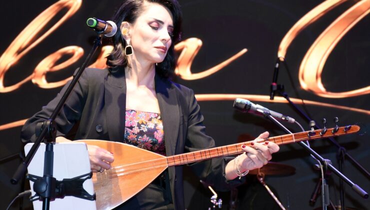 Özlem Özdil, Kırıkkale’de 29 Ekim konserinde binlerce kişiyle buluştu