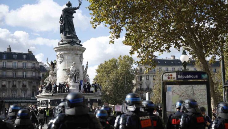 Paris’te polis izinsiz göstericilere biber gazı ve şok bombasıyla müdahale etti
