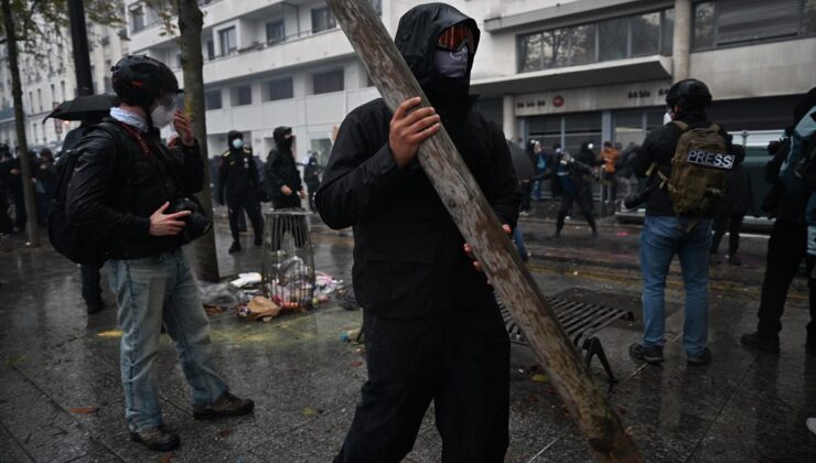 Paris’te Sarı Yeleklilerin eylemine polis biber gazıyla müdahale etti