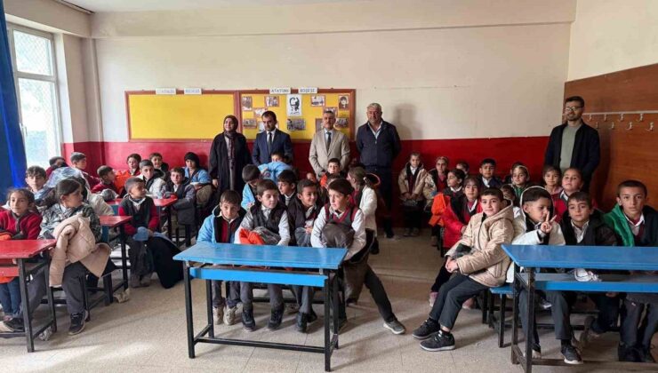 Patnos’ta 100 öğrenciye mont ve bot desteği Yukarıgöçmez’de dağıtıldı