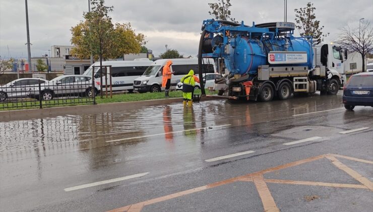 Pendik’te sağanak su baskınına yol açtı, sahil yolunda 2 şerit trafiğe kapandı