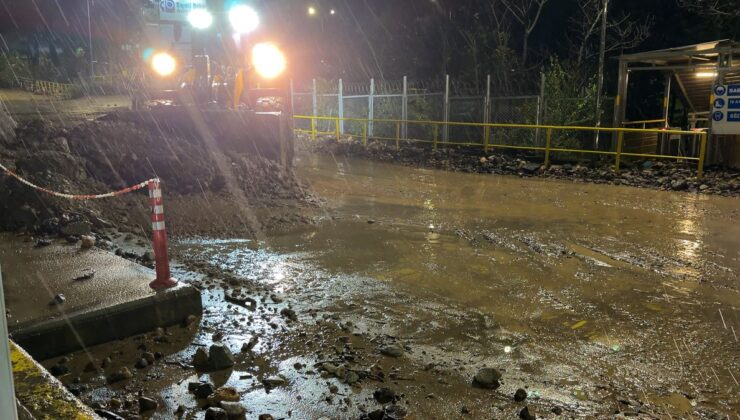 Rize Çayeli Madenli’de taşkın 3 mahallenin yolunu ulaşıma kapattı