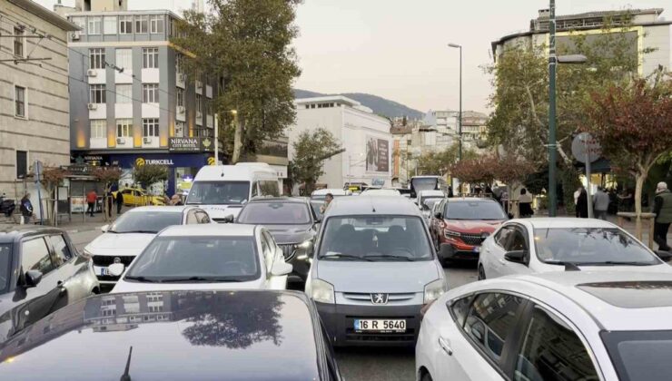 Sabah namazı için Ulucami’ye gelen vatandaşlar Bursa’da trafiği tek şeride indirdi
