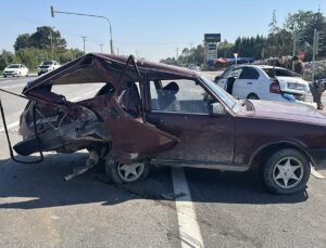 Sakarya Erenler’de D-100’de iki otomobil çarpıştı, 3 kişi yaralandı