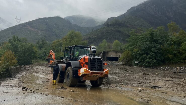Sakarya Geyve’de heyelan, iki mahalleye ulaşım sağlayan D-650 bağlantı yolunu kapattı