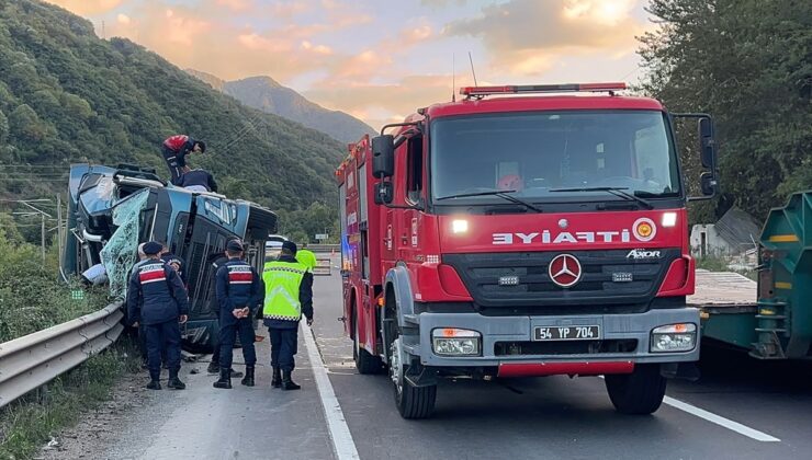 Sakarya Geyve’de kiremit yüklü tır devrildi, D-650’de ulaşım tek şeritten sağlandı