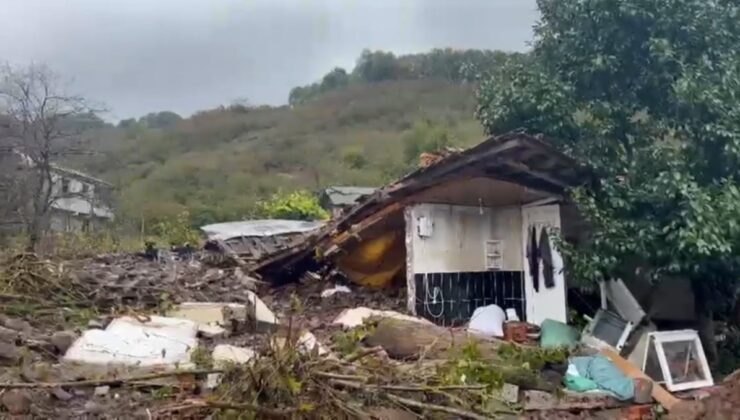 Sakarya Karasu Karanlıkdere’de sel suları bir evi yıktı, 3 ev hasar gördü