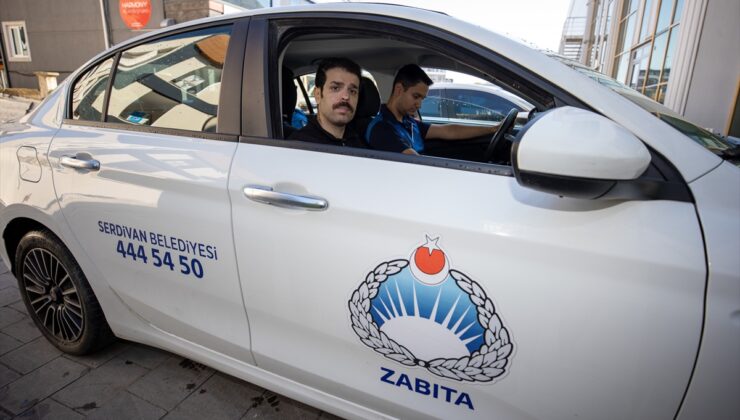 Sakarya Serdivan’da zabıta memuru Mehmet İnaç, KPSS’de 100 tam puanla birinci oldu.