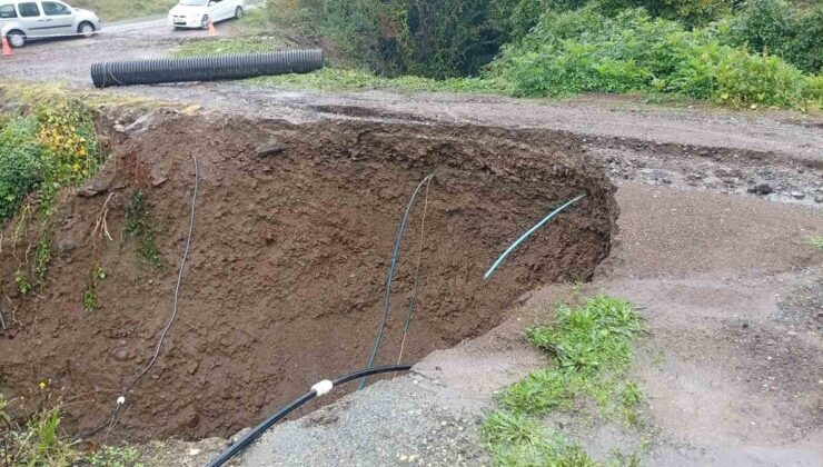 Sakarya’da 3 gündür etkili yağışta Hendek’te tali yol çöktü, mahalleli barikat kurdu