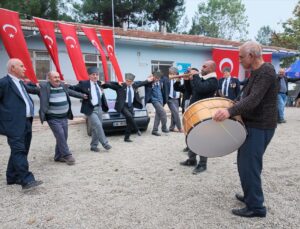 Samsun Bafra Eldavut’ta Cumhuriyet Bayramı’nın 103. yıl dönümü davul zurnayla kutlandı
