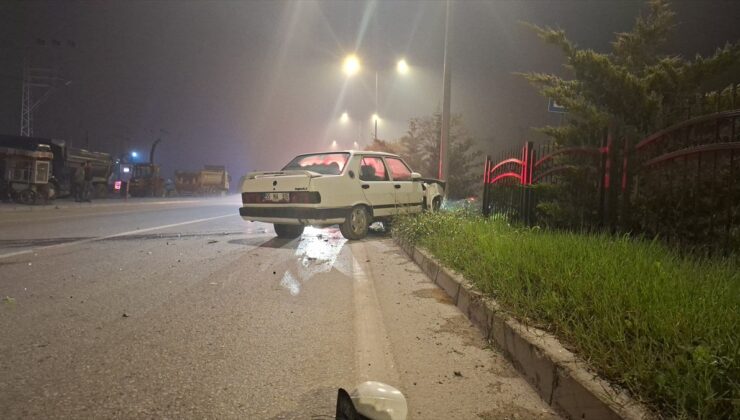 Samsun Bafra’da bariyerlere çarpan otomobilin sürücüsü hastaneye kaldırıldı