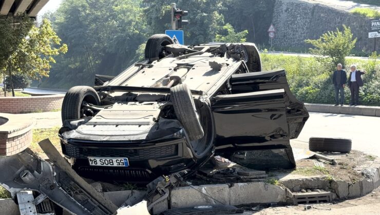 Samsun Canik’te kırmızı ışıkta yola çıkan araç cipi takla attırdı, 1 kişi yaralandı