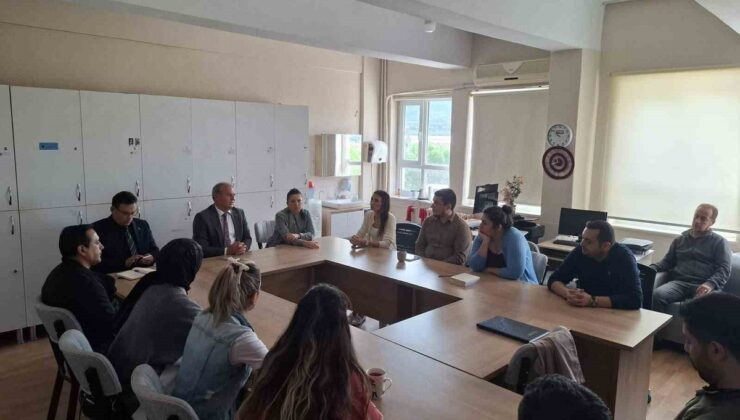 Sarıgöl’de Milli Eğitim müdürleri okulu ziyaret edip öğretmenlerle görüştü