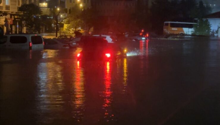 Sarıyer Ayazağa’da açık otoparkı su bastı, bir sürücü aracında mahsur kaldı