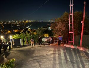 Sarıyer’de hafif ticari araç tek katlı evin çatısına düştü, sürücü yaralandı