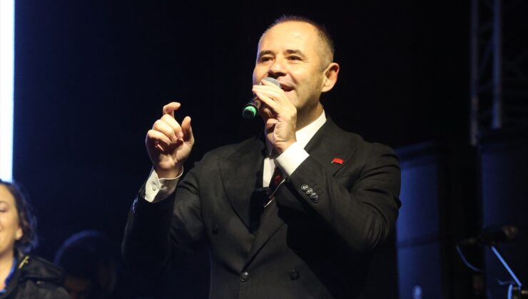 Şarkıcı Cengiz Kurtoğlu, Kırklareli’nde konser verdi