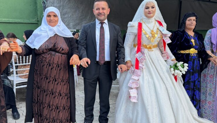 Şemdinli’de düğünde sağdıç, geline en fazla 11 Cumhuriyet altını takılmasını istedi