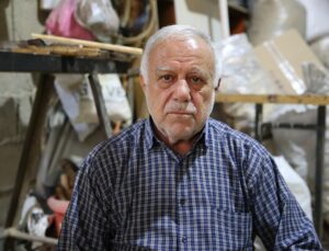 Siirt’te 74 yaşındaki Remzi Marangoz, 130 yıllık dede yadigarı dükkanı açık tutuyor
