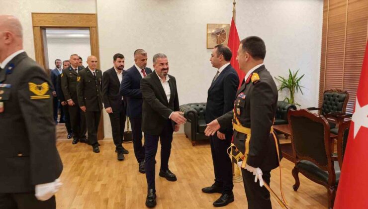 Silopi’de 29 Ekim töreninde Kaymakam Partal ve Komutan Kaya tebrikleri kabul etti