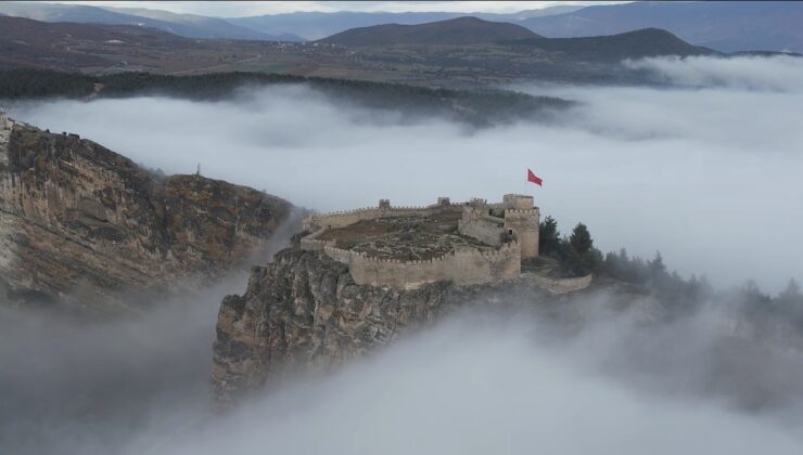 Sinop Boyabat’ta sisin üzerinde kalan kale, Cumhuriyet Bayramı’nda görsel şölen sundu