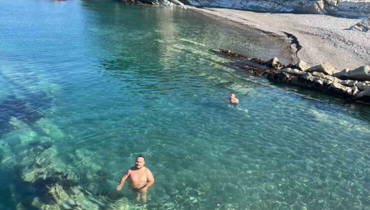 Sinop’ta mevsim normalleri üzerindeki sıcaklıkla vatandaşlar ekim ayında denize girdi
