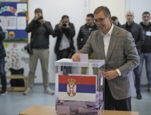 Sırbistan’da erken seçimde başbakan adayı Vucic Belgrad’da oy kullandı
