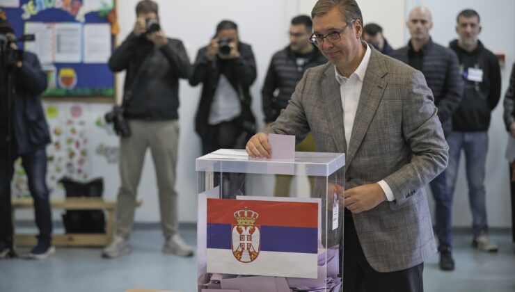 Sırbistan’da erken seçimde başbakan adayı Vucic Belgrad’da oy kullandı