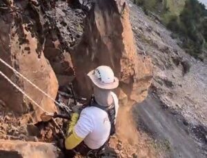 Şırnak’ta 46 tonluk kayanın düştüğü yolda dağcı ekipler temizlik başlattı