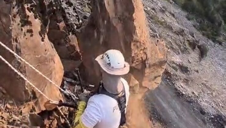 Şırnak’ta 46 tonluk kayanın düştüğü yolda dağcı ekipler temizlik başlattı