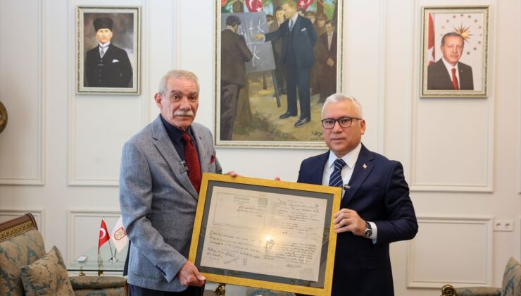 Sivas Hafıza Merkezi, Abdülkadir’in 110 yıllık esaret belgelerini torununa verdi