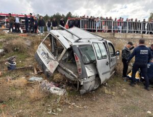 Sivas Suşehri’nde devrilen hafif ticari araçta 3’ü ağır 5 kişi yaralandı.