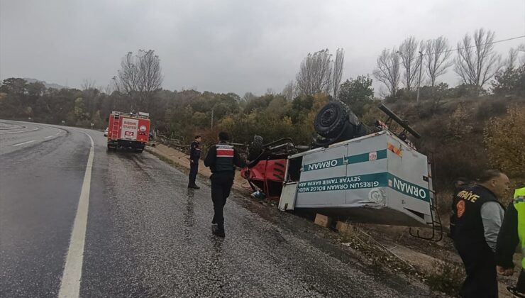 Sivas Suşehri’nde Giresun Orman Bölge Müdürlüğü aracı devrildi, 3 kişi yaralandı