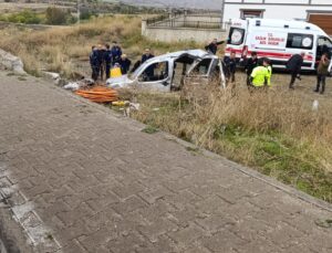 Sivas Suşehri’nde hafif ticari araç şarampole devrildi, 3’ü ağır 5 kişi yaralandı