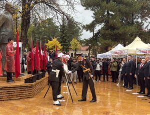 Sivas’ta 29 Ekim çelenk töreni öncesi sağanak katılımcılara zor anlar yaşattı