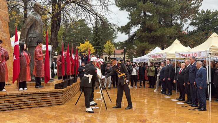 Sivas’ta 29 Ekim çelenk töreni öncesi sağanak katılımcılara zor anlar yaşattı