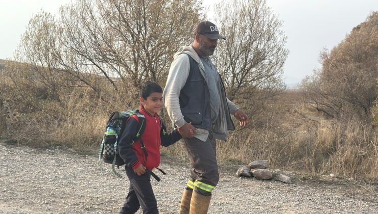 Sivas’ta 6 yıldır yapılmayan köprü! Baba, özel gereksinimli oğlunu her gün sırtında ırmaktan geçiriyor