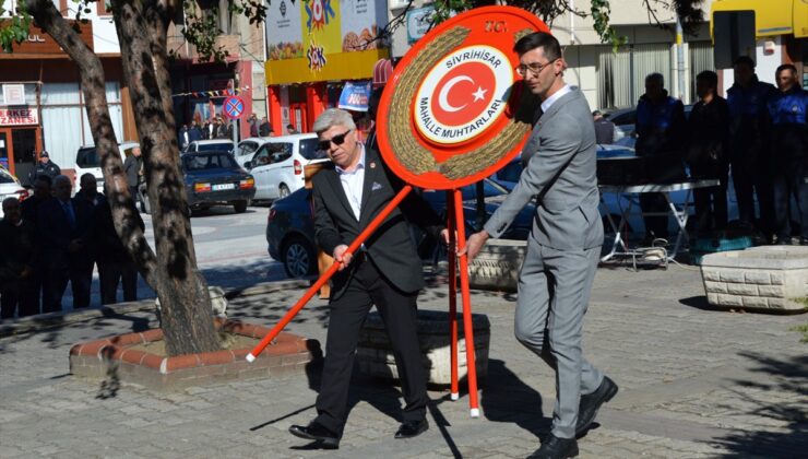 Sivrihisar’da Muhtarlar Günü’nde Belediye Başkanı Dökmeci muhtarlara plaket verdi