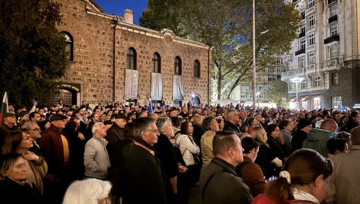 Sofya’da düzenlenen protestoda binlerce kişi Yotova ve Radev’i istifaya çağırdı