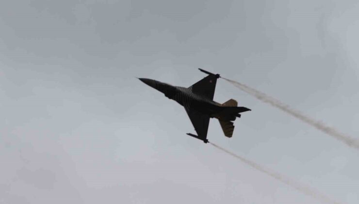 SOLOTÜRK, Eskişehir’de 103. yıl kutlamalarında gösteri uçuşu yaptı